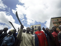 Des luos brandissent des machettes pour intimider d'autres résidents du bidonville de Mathare, à Nairobi.( Photo : AFP )