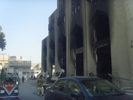 Au lendemain du meurtre de son leader, toute la province du Sindh s’est soulevée. 16 000 paramilitaires ont été déployés avec ordre de « tirer à vue » . Dans la ville de Larkana toutes les banques ont été attaquées, ainsi que des maisons d’assurance et certains bâtiments publics.
(Photo : Manu Pochez)