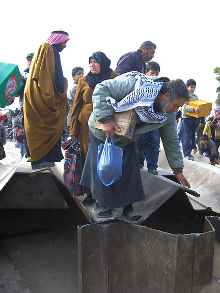 Les gazaouis repassent la barrière chargés de provisions.(Photo : Catherine Monnet/RFI)