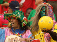 Le ballon, c'est un cadeau pour les Marocains.( Photo : P. René-Worms/RFI )