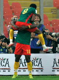Samuel Eto'o félicite Achille Emana. Il a lui aussi marqué, égalant le record de buts inscrits à la CAN.(Photo : Reuters)