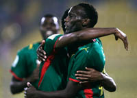 Jospeh-Désiré Job et Samuel Eto'o se congratulent. Ils ont inscrit trois des cinq buts camerounais.(Photo : Reuters)