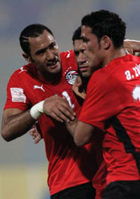 Les attaquant égyptiens se congratulent après avoir inscrit trois buts de plus.(Photo : Reuters)