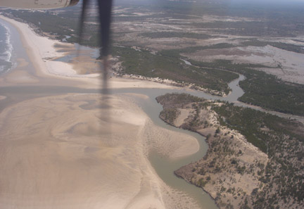 Arrivée sur Morondava : où la rivière se jette dans le Canal du Mozambique.(Photo : Agnès Rougier/ RFI)