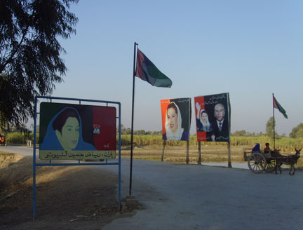 Le fief des Bhutto se trouve à Nodero dans le district de Larkana, à huit heures de voitures de Karachi la grande mégalopole du Sud du Pays. La marque du clan est partout et notamment sur ces panneaux en dur à l’entrée de cette ville agricole aux rues poussiéreuses. Les Bhutto sont des seigneurs de la terre, ils possèdent des centaines d’hectares dans la région.    (Photo : Manu Pochez)