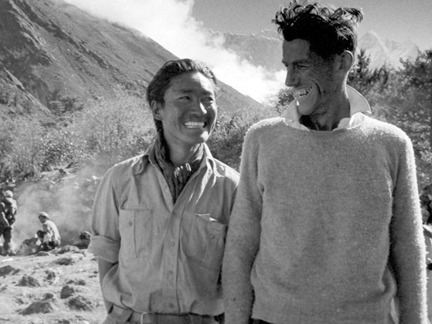Le sourire de Tenzing Norgay (g) et de Sir Edmund (d), quelques jours après leur exploit, en juin 1953, au camp de Thyangboche, Népal.( Photo : Reuters )