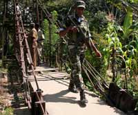 Un soldat recherche des rebelles des Tigres tamouls après l’attentat à la bombe contre un autobus à Buttala dans le centre du Sri Lanka. (Photo : Reuters)