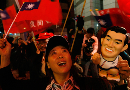 Partisans du Kuomintang dans les rues de Taipei, le 12 janvier 08.( Photo : Reuters )