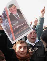A Tbilissi, une manifestante tient le portrait du leader de l’opposition, Levan Gachechiladze. (Photo : Reuters)