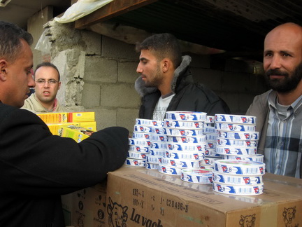 Au moment de l'ouverture de la frontière, les boites de <em>Vache-qui-rit </em>sont vendues à prix d'or à Rafah mais restent meilleur marché qu'à Gaza(Photo : C.Monnet)