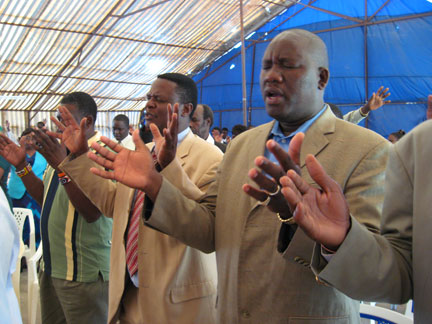 Les kenyans ont prié pour l'unité du pays.(Photo : Laurent Correau / RFI)