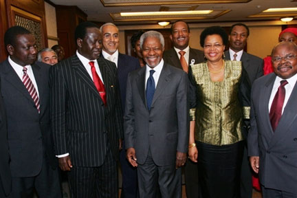 Le leader de l'opposition kényane Raila Odingo (2e à gauche) avec l'ancien secrétaire des Nations unies Kofi Annan (m), l'ancien président tanzanien Benjamin Mkapa (d) et Graça Machel, l'épouse de l'ancien président Nelson Mandela (2e à droite).(Photo : AFP)