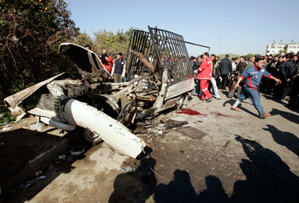 Des Palestiniens inspectent une voiture détruite après une attaque aérienne israélienne dans la Bande de Gaza, le 16&nbsp;janvier 2008.(Photo : Reuters)