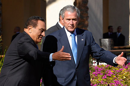 Le président George Bush (à droite) et son homologue égyptien, Hosni Moubarak, le 16 janvier 2008.(Photo : Reuters)