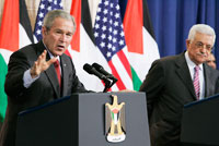 Pendant la conférence de presse avec son homologue palestinien Mahmoud Abbas (d), George W. Bush a assuré qu'il ne s'agirait pas pour la Palestine d’un «&nbsp;<i>Etat gruyère</i>&nbsp;» sans continuité territoriale.(Photo : Reuters)