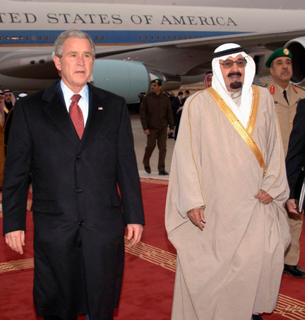 Le président américain George Bush accueilli à Riyad par le roi Abdallah d'Arabie Saoudite.(Photo : Reuters)