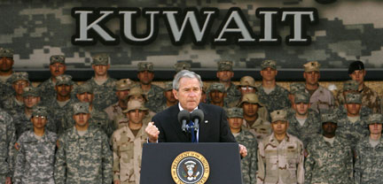 Georges W. Bush s'adresse aux soldats américains au Camp militaire d'Arifjan au Koweït.(Photo : Reuters)