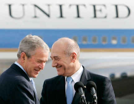 Ehud Olmert accueille George Bush, à son arrivée en Israël, le 9 janvier 2008.(Photo : Reuters)