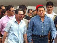 Alvaro Uribe, le président colombien (g), et Hugo Chavez le président vénézuélien(Photo : AFP)
