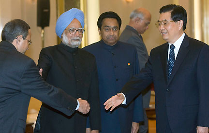 Le Premier ministre indien (2e à gauche) et le président chinois (à droite), le 15 janvier 2008.(Photo : Reuters)