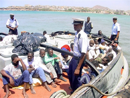 Un groupe d'immigrés clandestins escortés par la police du Cap-Vert en juin 2007.(Photo : AFP)