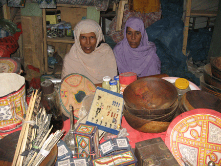 Fatimetou (G) vend des objets artisanaux au marché couvert d'Atar. Elle espère que les touristes vont bientôt revenir en Mauritanie.(Photo : Manon Rivière / RFI)