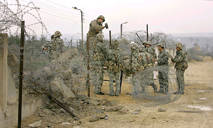 Des soldats égyptiens ferment une partie de la frontière, le 27 janvier 2008.