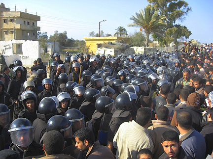 Face à face tendu entre policiers égyptiens et Gazaouis au point de passage de Salah Eddine.(Photo : Catherine Monnet/RFI)