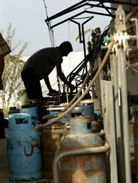 Un Palestinien remplit une bouteille de gaz à Khan Younès.(Photo : AFP)