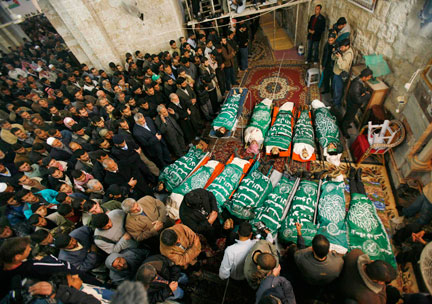 Une prière a lieu aux côtés des corps des Palestiniens, tués lors d'un raid israélien le mardi 15 janvier 2008.(Photo : Reuters)