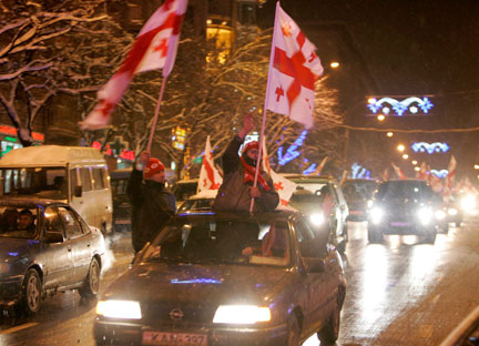 Les partisans de Mikhaïl Saakashvili laissent éclater leur joie dans les rues de Tbilissi.(Photo : reuters)