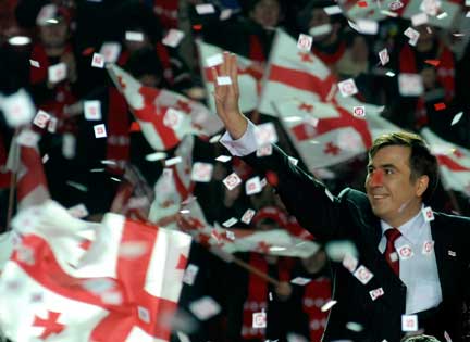 Tbilissi, le 4 janvier. Le candidat à la présidence géorgienne Mikheïl Saakachvili remercie ses partisans lors de son dernier meeting de campagne.(Photo : Reuters)