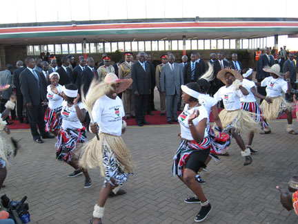 John Kufuor accueilli par des groupes traditionnels kenyans et la chorale municipale de Nairobi.(Photo : Laurent Correau / RFI)