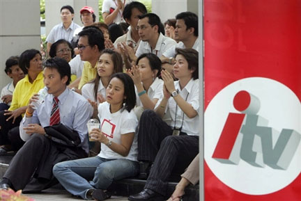 Des salariés de la télévision thaïlandaise ITV, rassemblés dans les locaux de leur chaîne en mars 2007.(Photo : AFP)