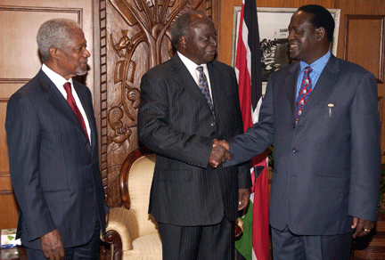 Sous l'égide du médiateur, Kofi Annan (G), le président kényan, Mwai Kibaki (C), et le chef de l'opposition, Raila Odinga (D), se serrent la main.(Photo : Reuters)