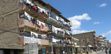 Kayole, un quartier découpé par les immeubles à trois ou quatre étages. Le linge pend aux balcons en fer forgé.(Photo : L. Correau/RFI)