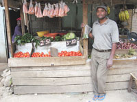 John Karori Nduati, devant son stand&nbsp;: «&nbsp;<em>Mes clients sont les gens qui ne travaillent pas. C’est pour cela que les affaires ralentissent.</em>&nbsp;»(Photo : L. Correau/RFI)
