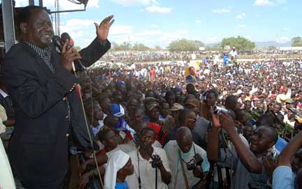 La ville de Kisumu, à l'ouest du pays. Raila Odinga, chef de l'opposition kényane, s'adresse à ses partisans lundi 21 janvier lors d'un service funéraire aux victimes des violences qui ont suivi les élections.   (Photo : Reuters)