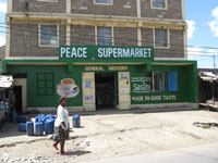 «&nbsp;<em>La paix, c’est ce dont nous avons besoin maintenant.</em>&nbsp;» explique un ami de Njogou Njau, en regardant l’enseigne qui fait face à la boutique du tailleur.(Photo : L. Correau/RFI)