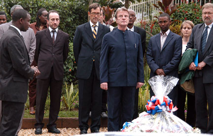 Le ministre français des Affaires étrangères, Bernard Kouchner (au centre), rend hommage aux victimes du génocide rwandais au mémorial de  Kigali, le 26 janvier 2008.(Photo: Reuters)