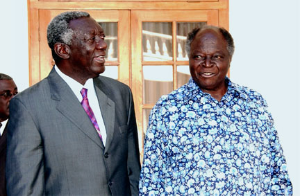 Le président ghanéen John Kufuor (g) et le président kenyan Mwai Kibaki, le 9 janvier 2008.(Photo : Reuters)