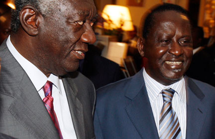 Le président ghanéen John Kufuor (g) et le leader de l'opposition kenyane, Raila Odinga, le 9 janvier 2008.(Photo : Reuters)