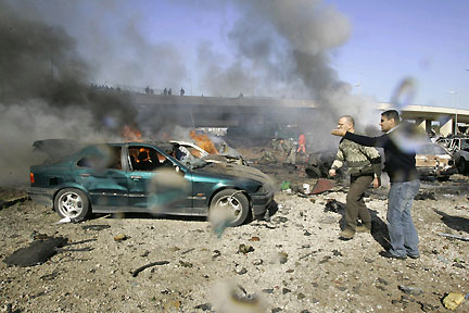 L'attentat a eu lieu sur la route très fréquentée du quartier résidentiel et commercial d'Hazmieh, à l'est de Beyrouth, le 25 janvier 2008.(Photo : Reuters)
