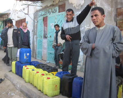 A Rafah, les Egyptiens vendent l'essence trois plus chère que le prix normal mais elle est toujours moins chère qu'à Gaza.(Photo : C.Monnet)