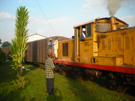 Un des rares trains mensuels quitte Kisangani vers Ubundu, contournant les chutes Wagénia qui empêchent la navigation. Les wagons sont chargées de casiers de bière produite à Kisangani. Après Ubundu, la marchandise sera peut-être à nouveau embarquée vers Kindu, plus au Sud.(V.Cagnolari)
