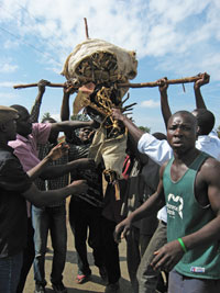 Kondole. Les manifestants brandissent un mannequin fait de paniers et de sacs censé représenter le président Mwai Kibaki.(Photo : Laurent Correau / RFI)