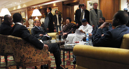 A la veille de l’ouverture du sommet, le guide libyen Muhammar Kadhafi a organisé une rencontre entre pays de la CEN-SAD. Il a été question du «&nbsp;<em>gouvernement de l’Union </em>».(Photo : L. Correau/RFI)