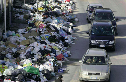 Les ordures jonchent les rues d'Afragola, dans la banlieue de Naples ; janvier 2008. (Photo : Reuters)