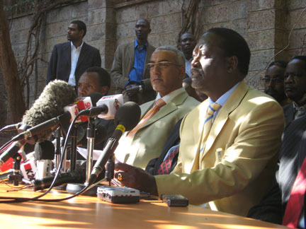 Raila Odinga avec les cadres de son parti, le 8 janvier 2008.(Photo : L. Correau / RFI)