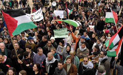 Des manifestants de la gauche Israélienne au poste-frontière d'Erez.(Photo: Reuters)